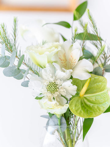 【店舗配送】フローリストにおまかせ 季節の花束 S - グリーン -