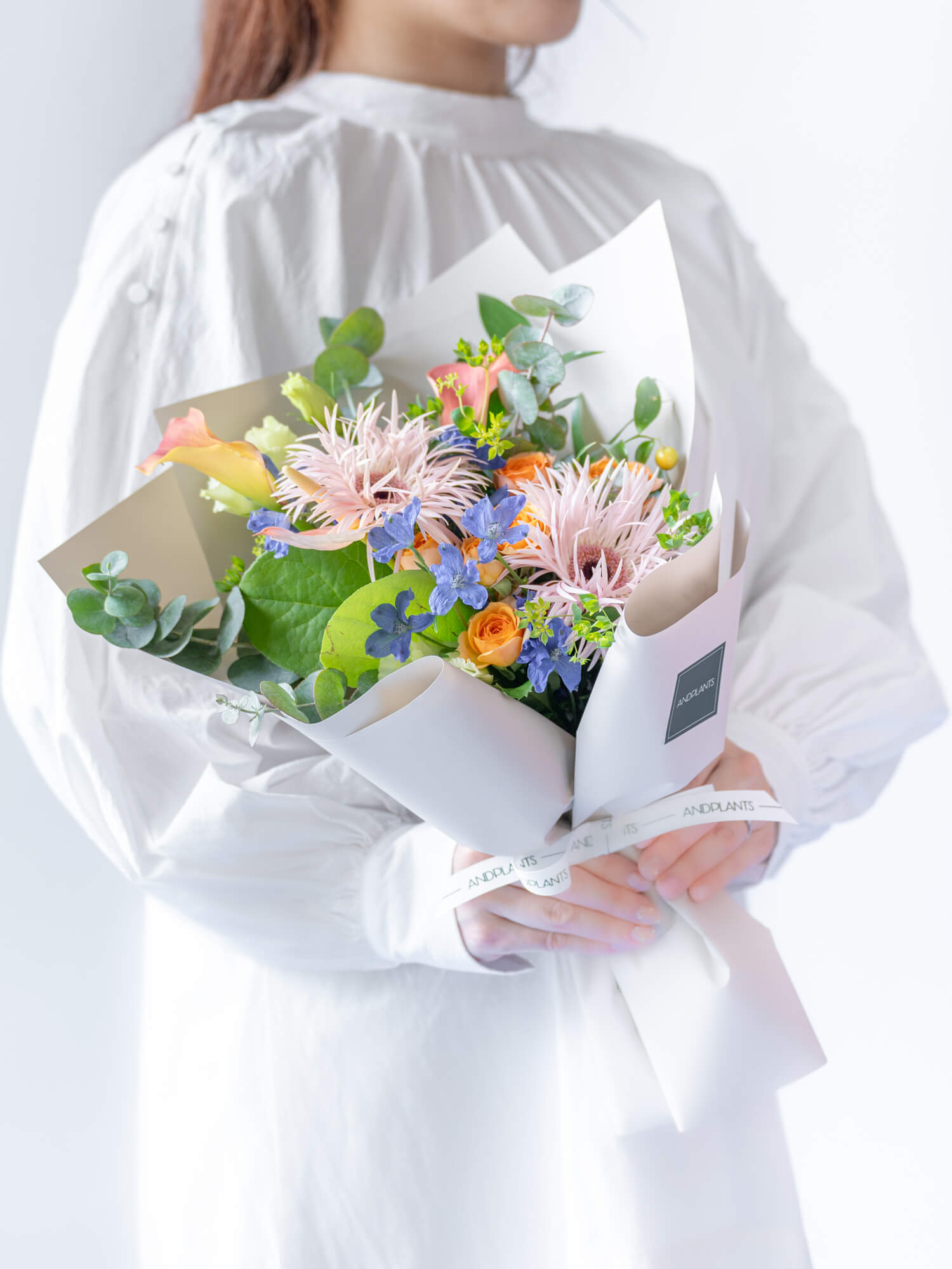 【店舗配送】フローリストにおまかせ 季節の花束 M - ミックス -