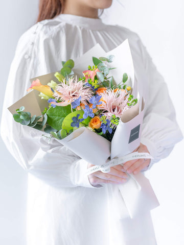 【店舗配送】フローリストにおまかせ 季節の花束 M - ミックス -