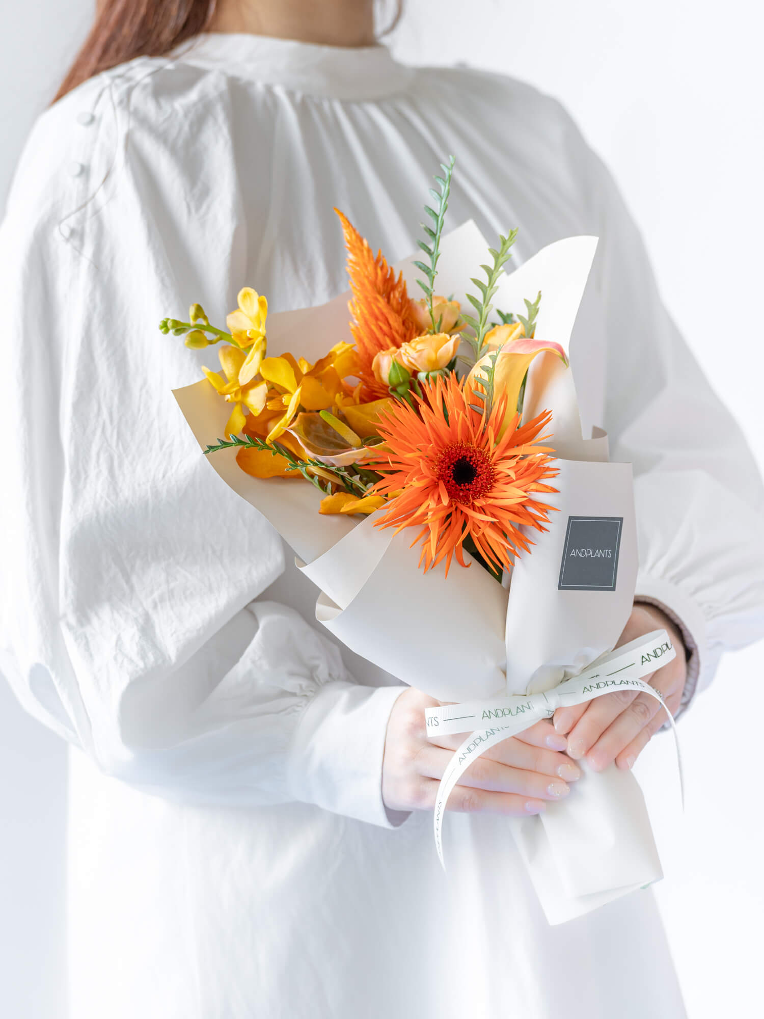 【店舗配送】フローリストにおまかせ 季節の花束 S - オレンジ -
