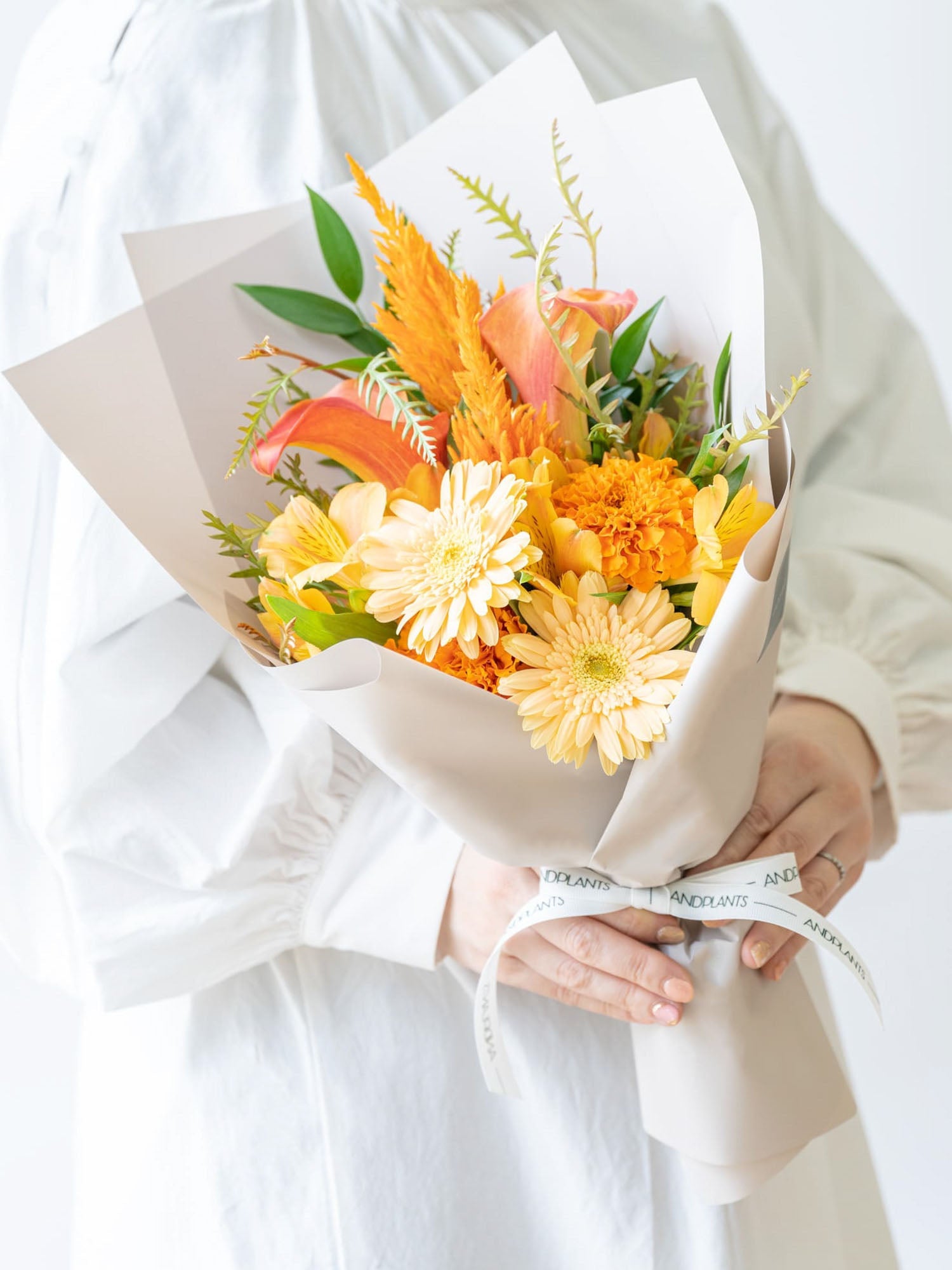 【店舗配送】フローリストにおまかせ 季節の花束 M - オレンジ -