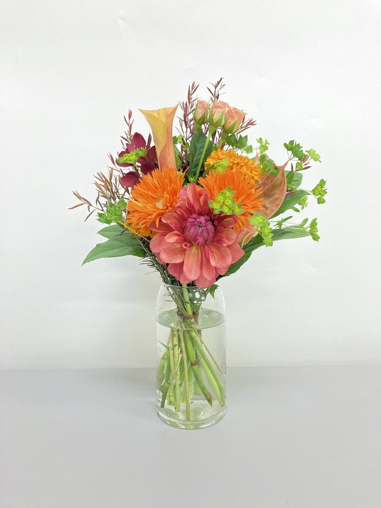 【店舗配送】フローリストにおまかせ 季節の花束 M - オレンジ -