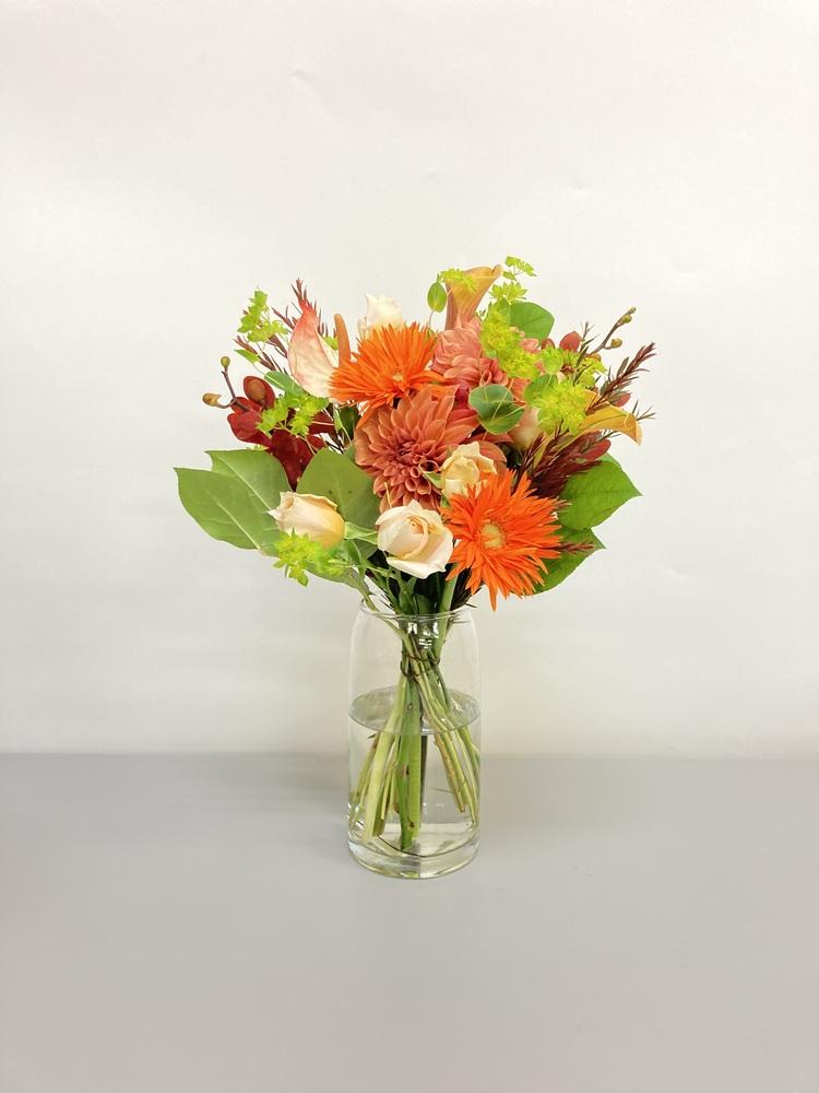 【店舗配送】フローリストにおまかせ 季節の花束 M - オレンジ -