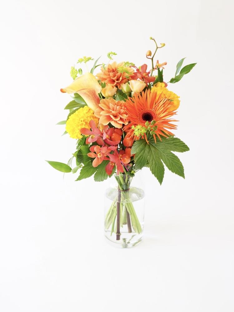【誕生日ギフト】フローリストにおまかせ 季節の花束 M - オレンジ -
