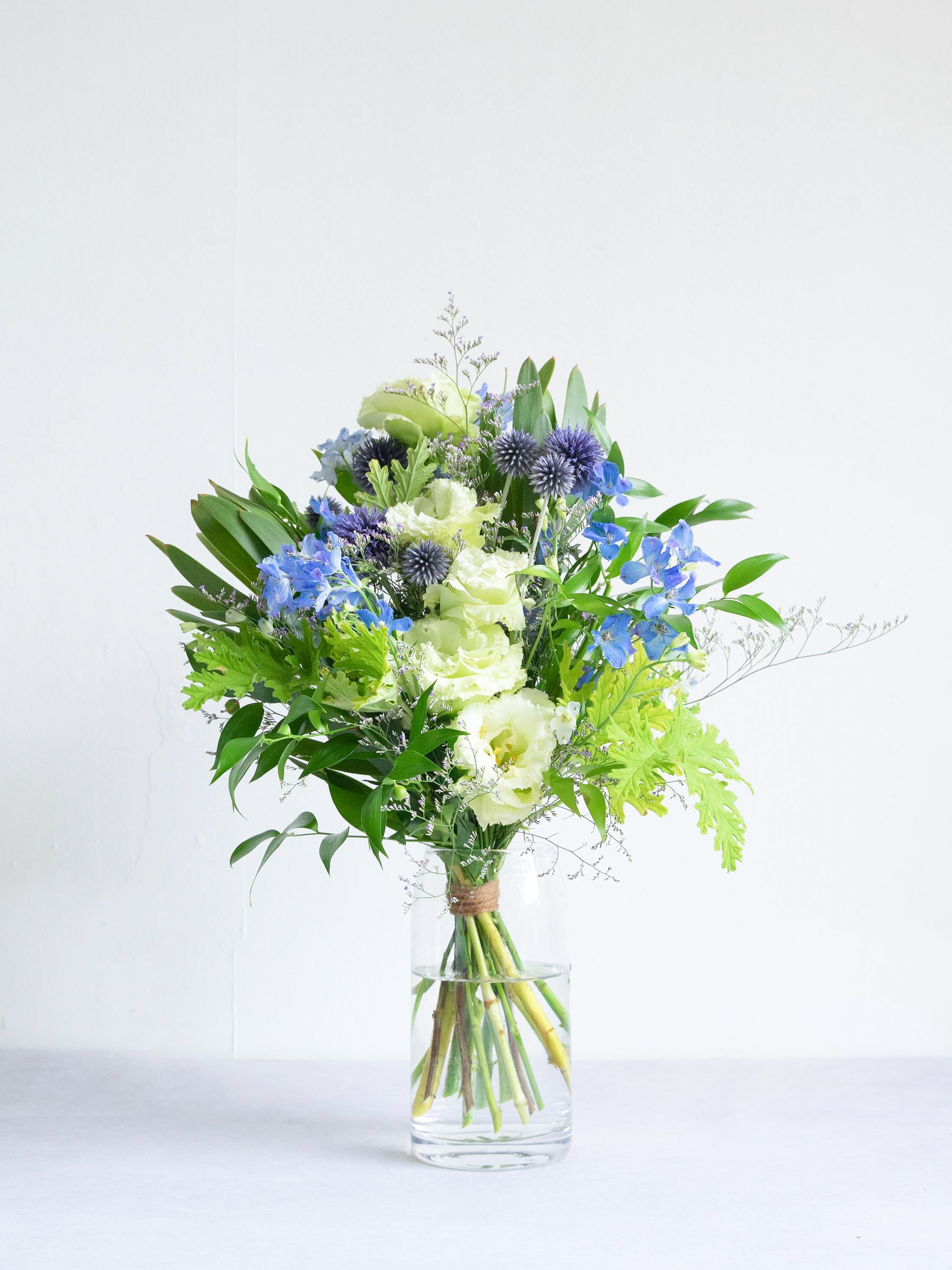 【店舗配送】フローリストにおまかせ 季節の花束 M - ブルー -