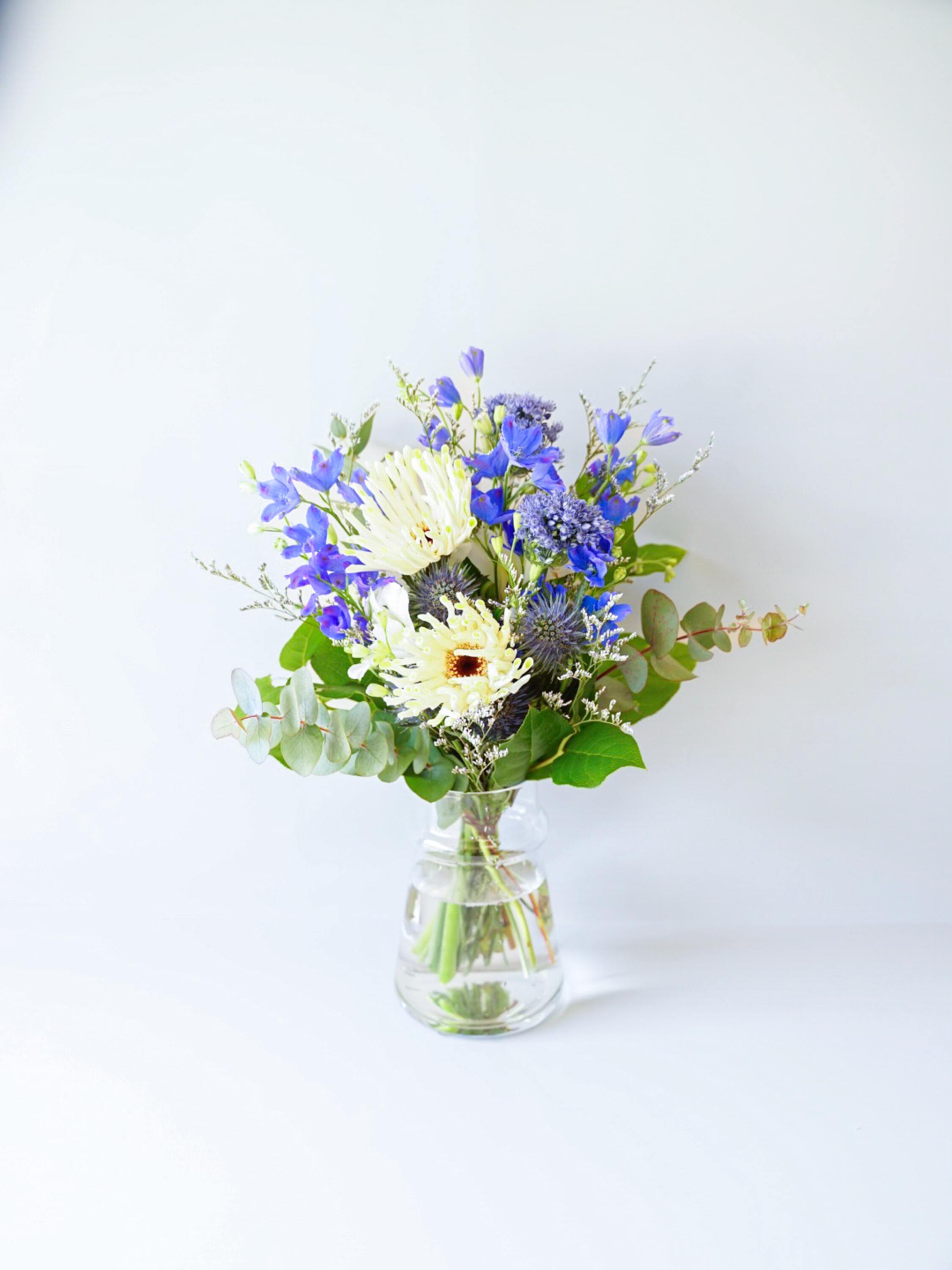 【店舗配送】フローリストにおまかせ 季節の花束 M - ブルー -