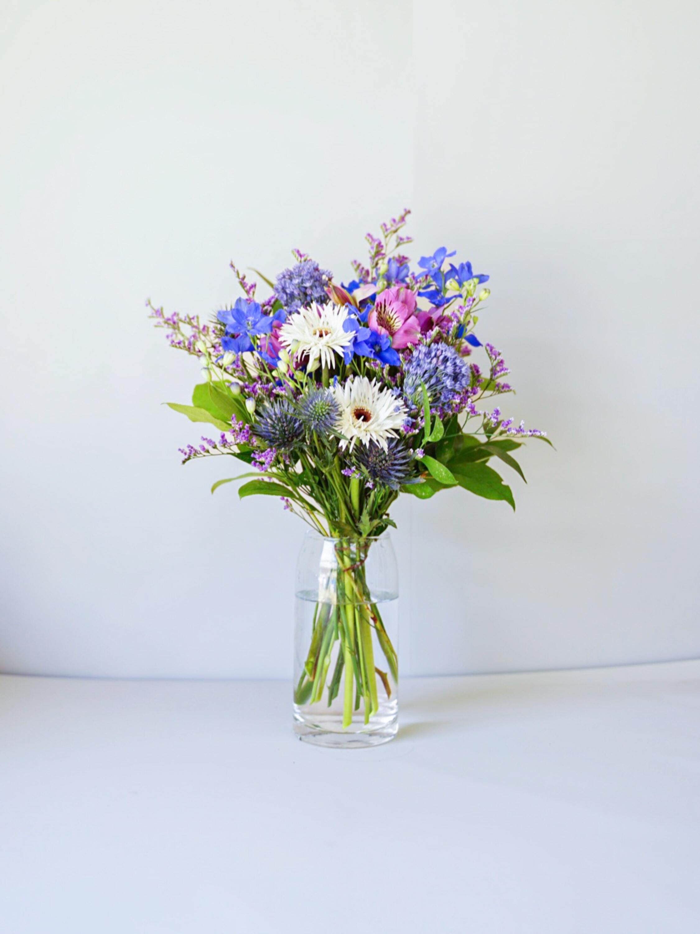 【店舗配送】フローリストにおまかせ 季節の花束 M - ブルー -