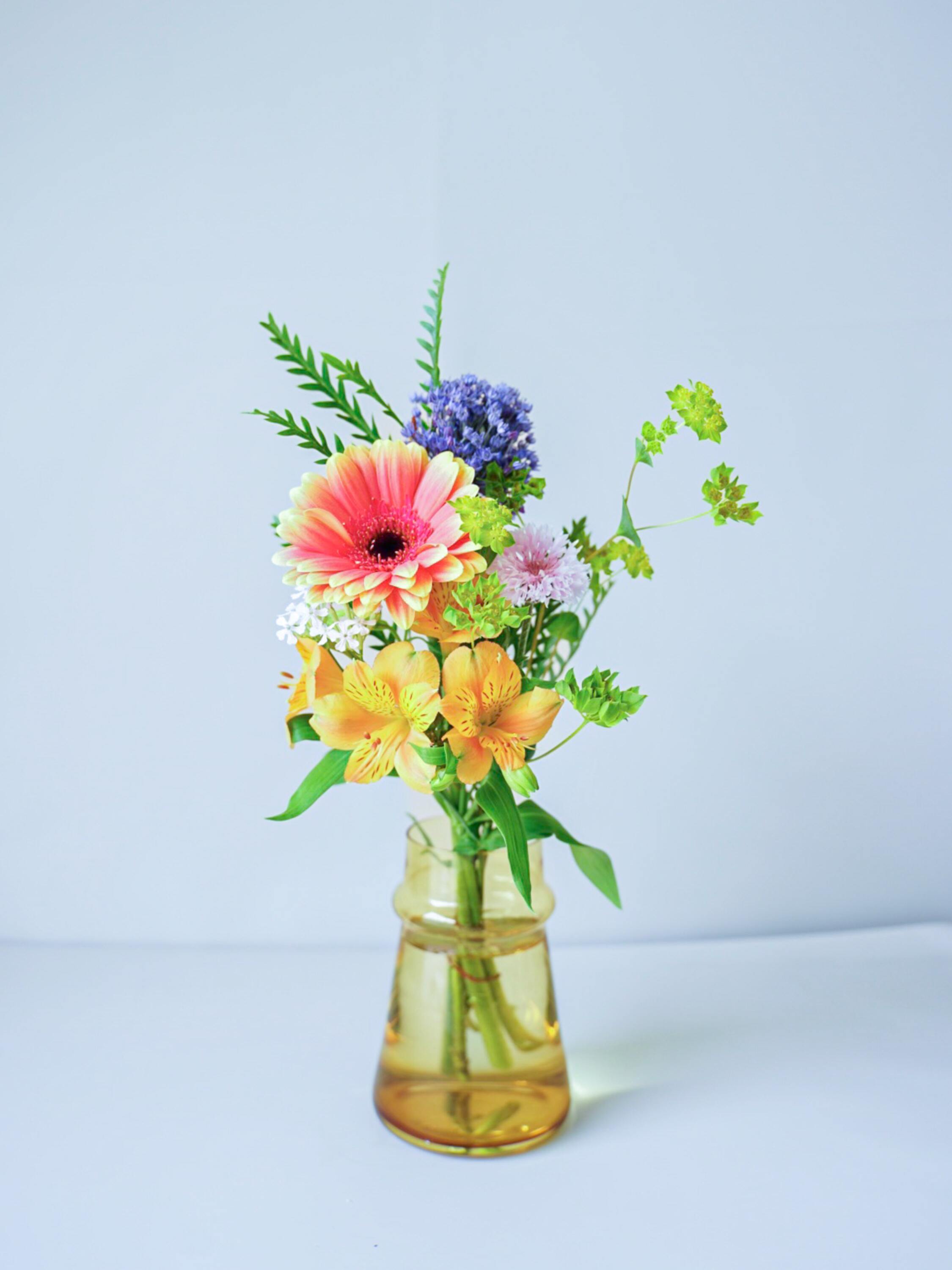 【店舗配送】フローリストにおまかせ 季節の花束 S - ミックス -