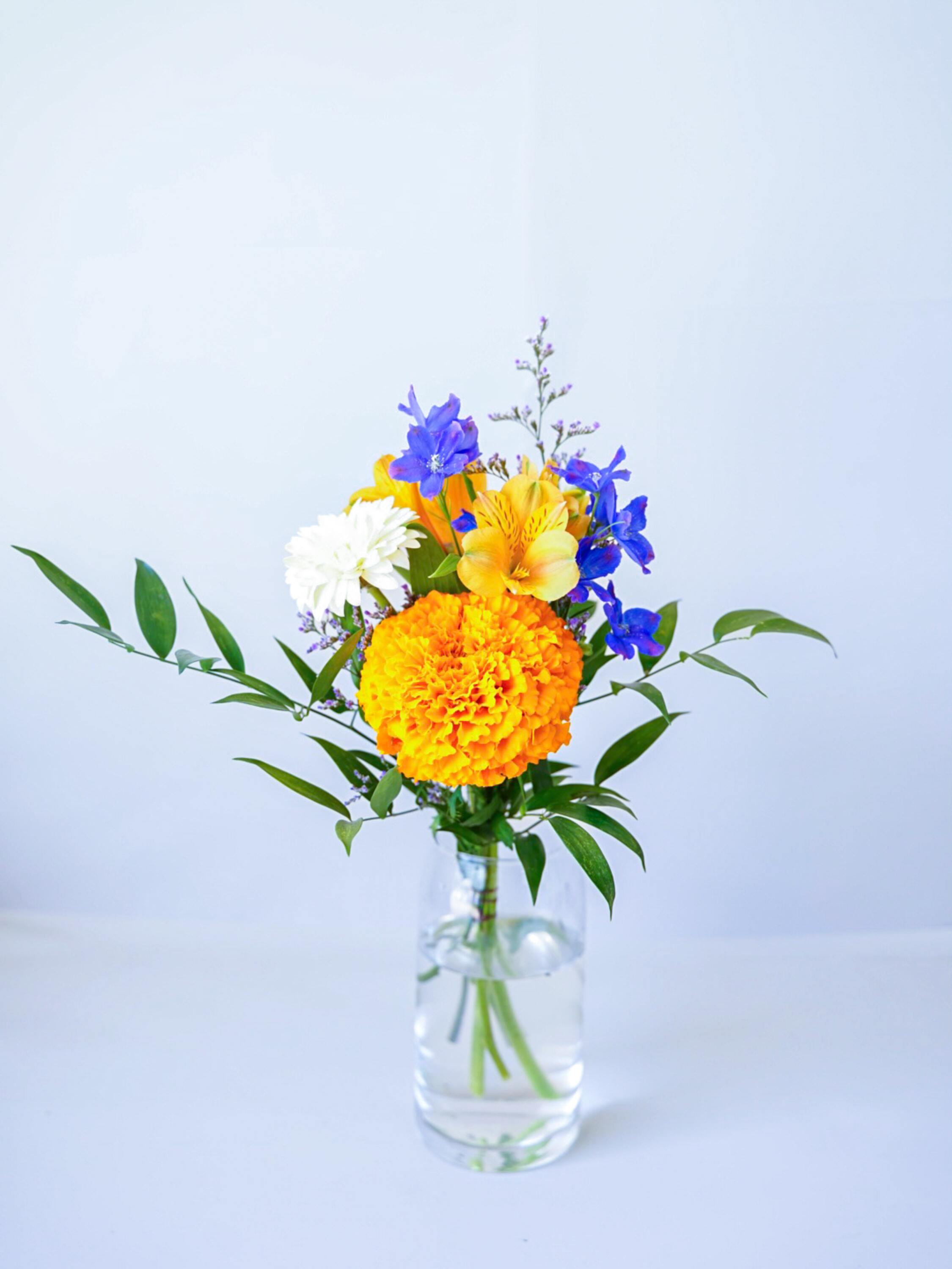 【店舗配送】フローリストにおまかせ 季節の花束 S - ミックス -