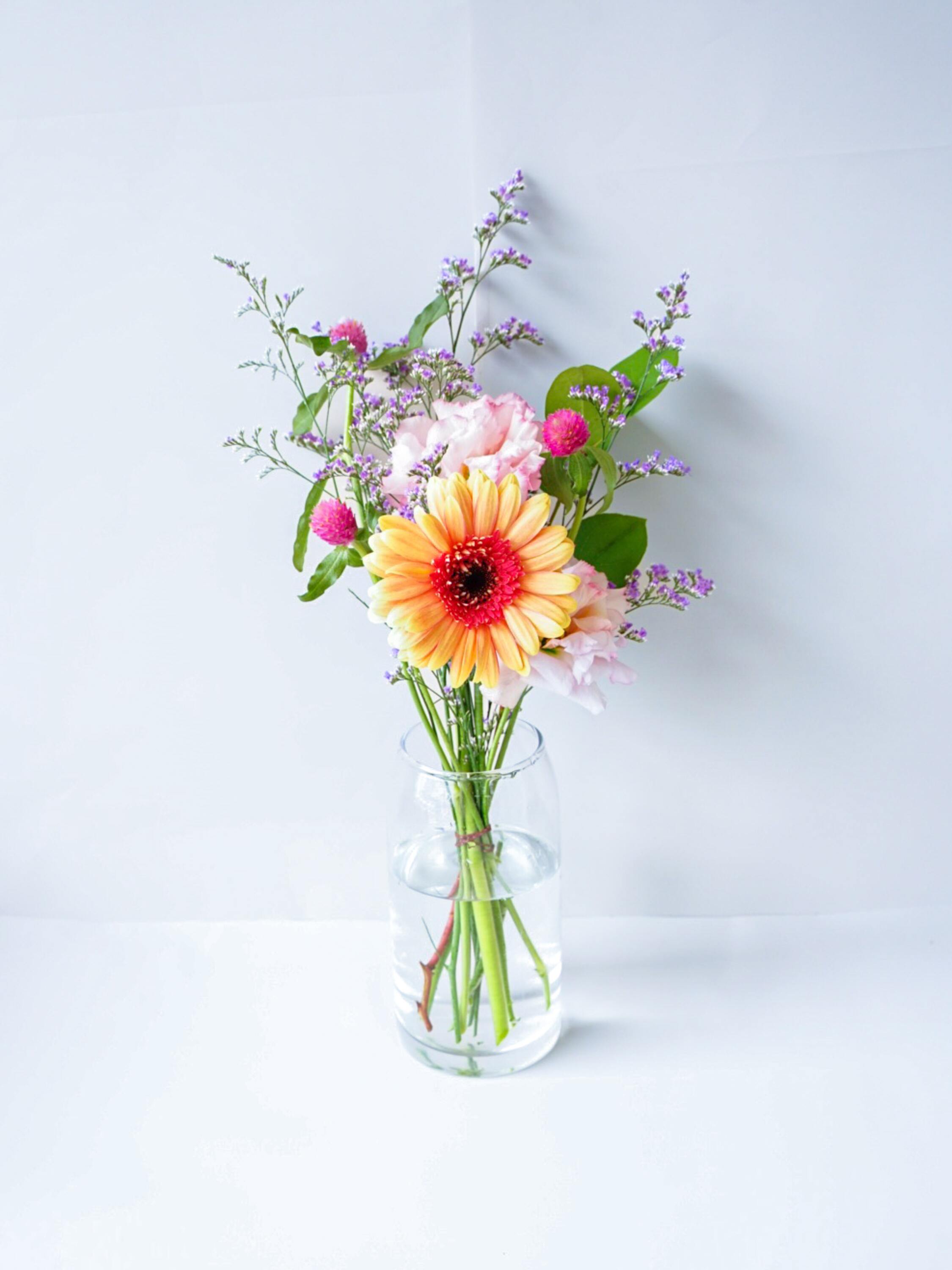 【店舗配送】フローリストにおまかせ 季節の花束 S - ミックス -