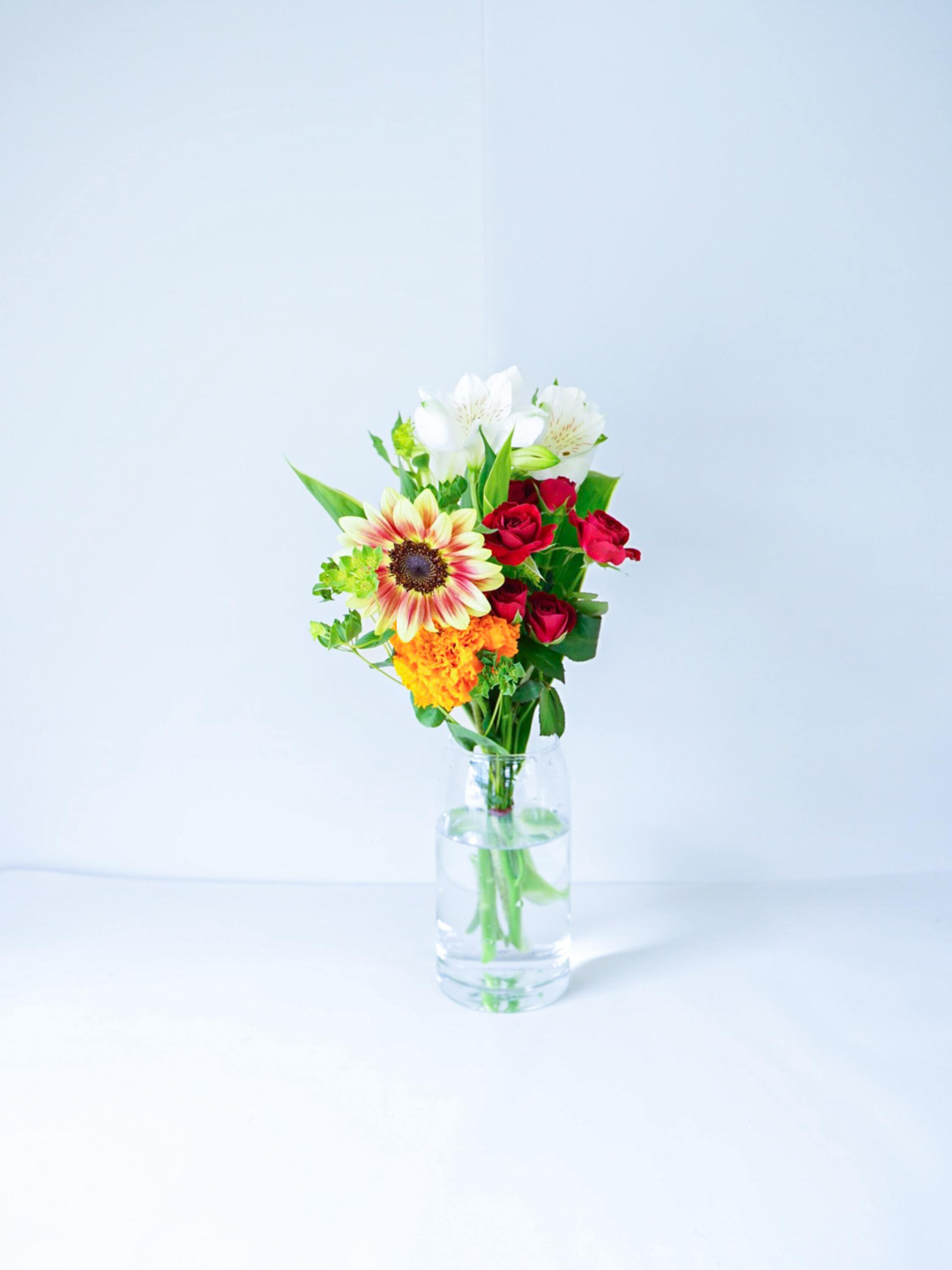 【店舗配送】フローリストにおまかせ 季節の花束 S - ミックス -