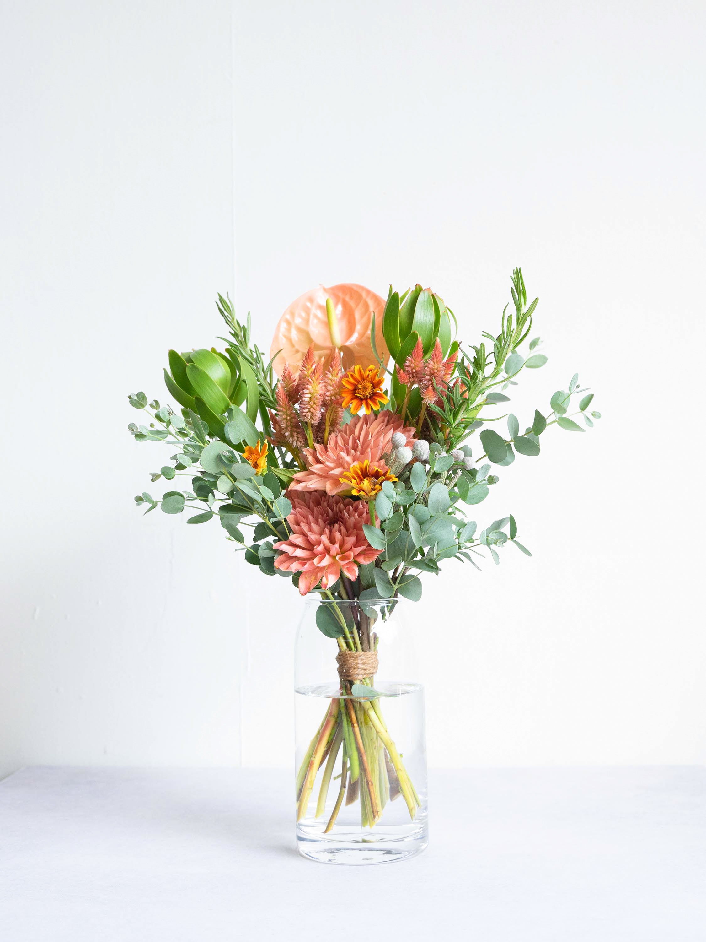 【店舗配送】フローリストにおまかせ 季節の花束 M - オレンジ -