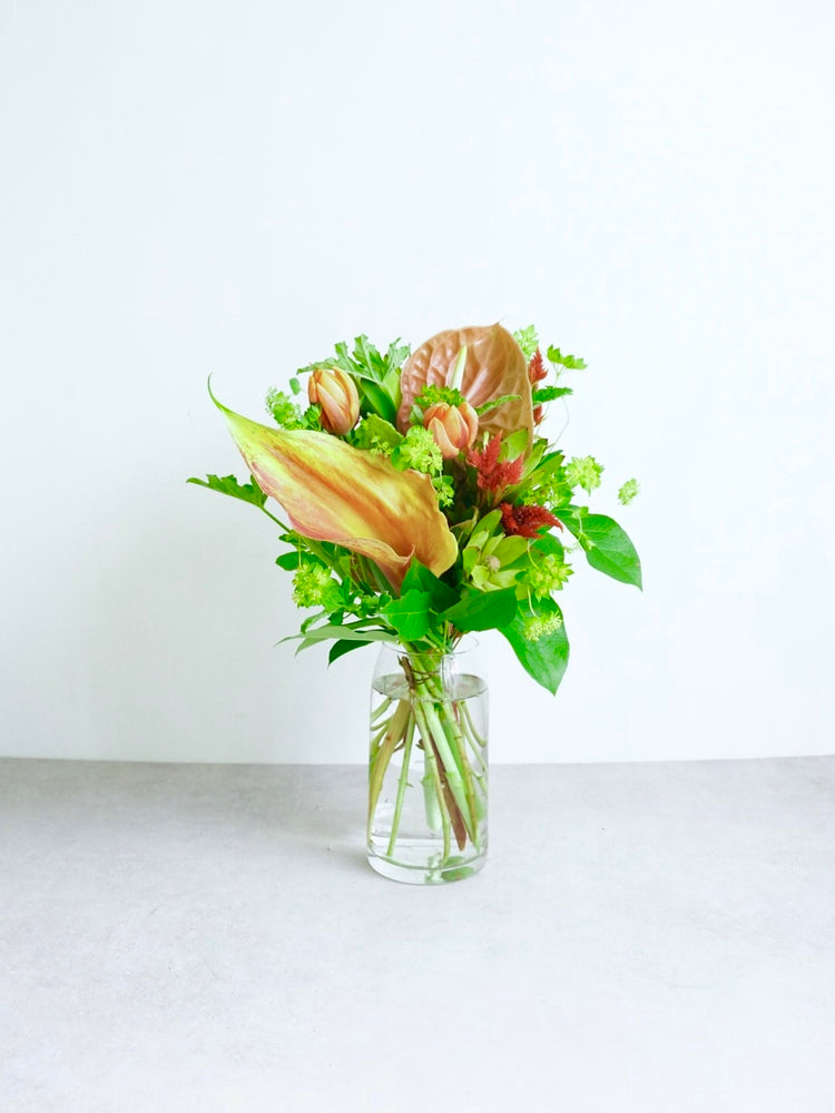 【店舗配送】フローリストにおまかせ 季節の花束 M - オレンジ -