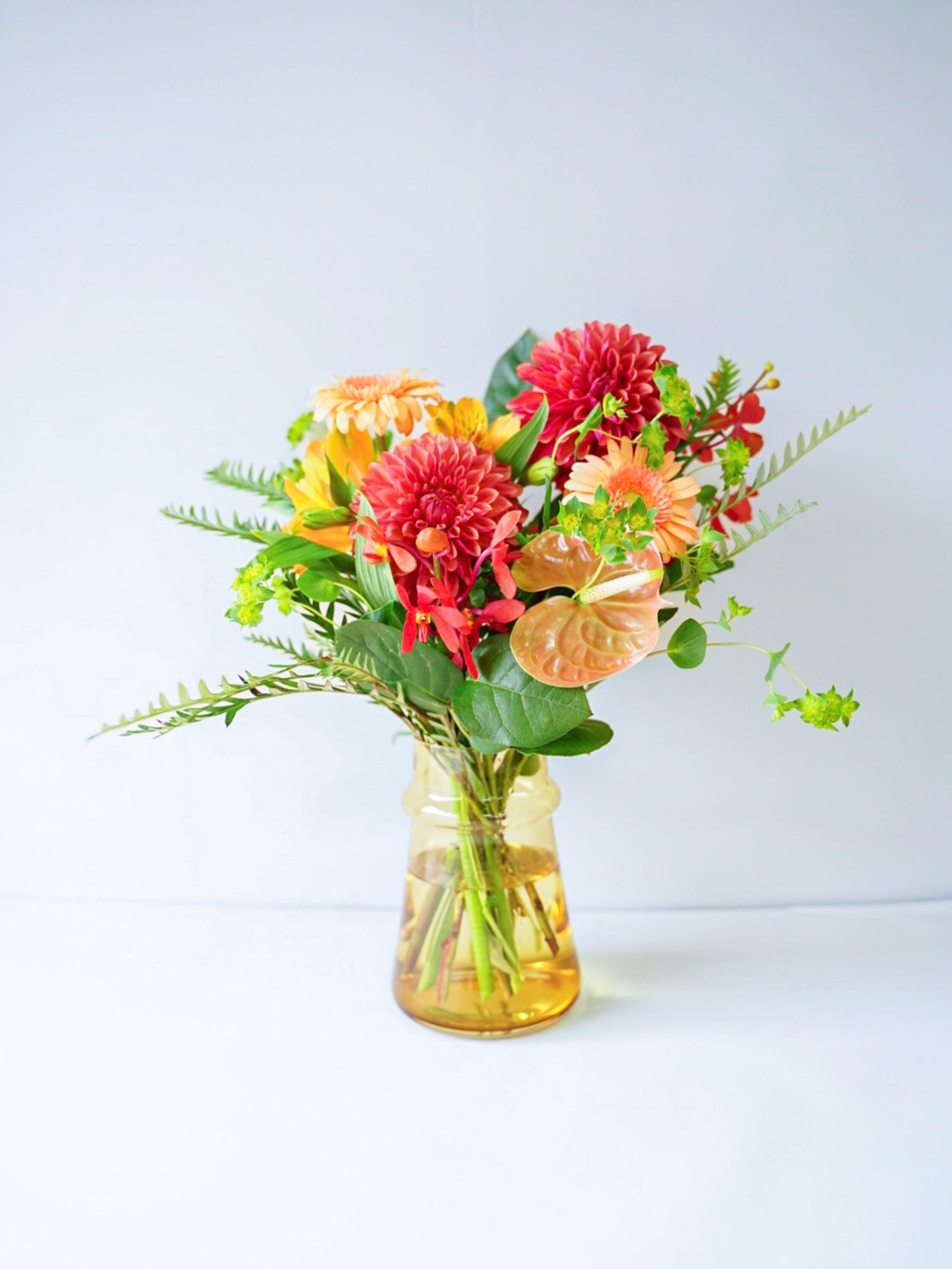 【店舗配送】フローリストにおまかせ 季節の花束 M - オレンジ -