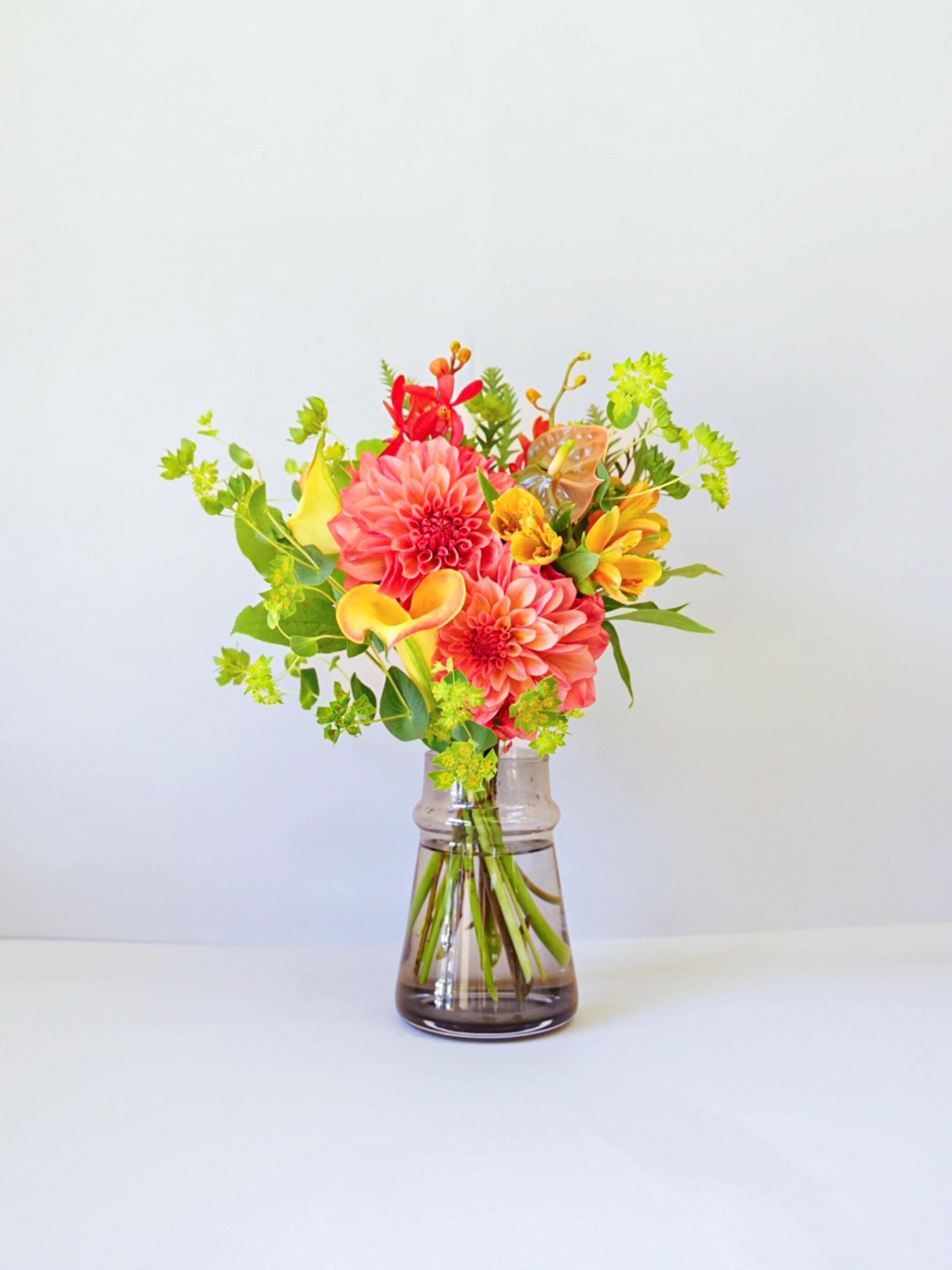 【店舗配送】フローリストにおまかせ 季節の花束 M - オレンジ -
