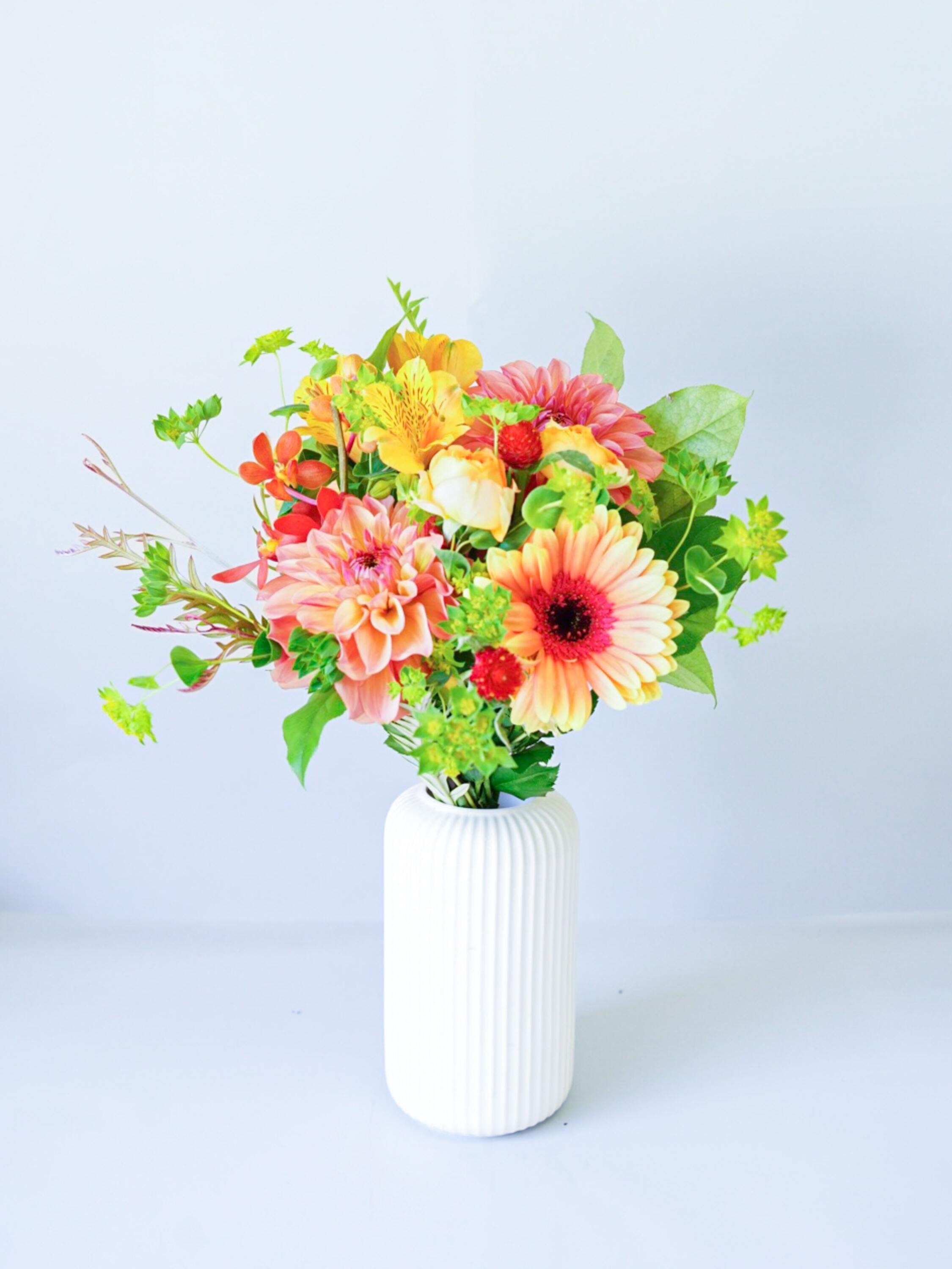 【店舗配送】フローリストにおまかせ 季節の花束 M - オレンジ -