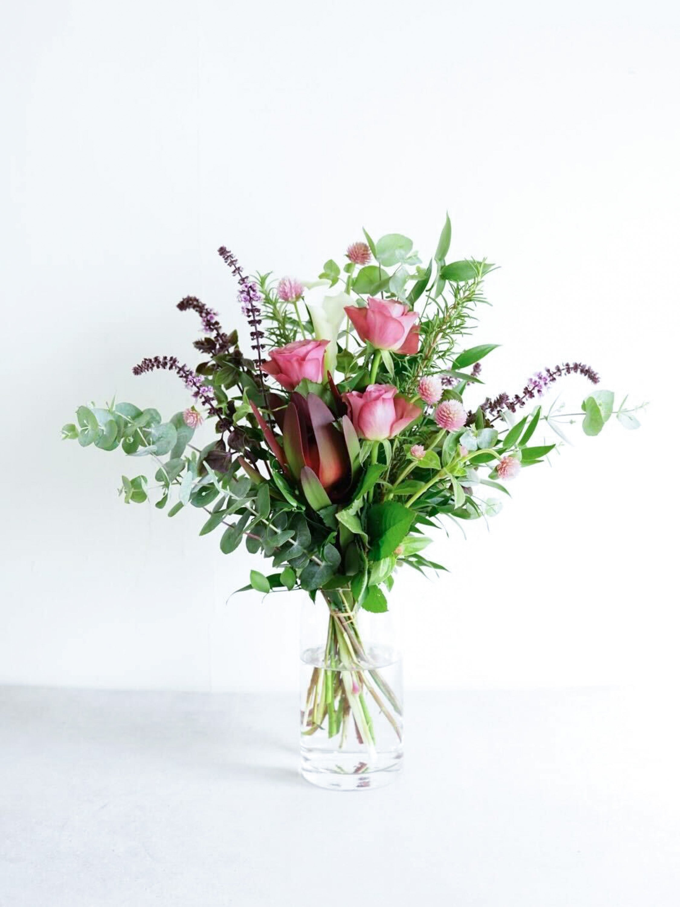 【店舗配送】フローリストにおまかせ 季節の花束 M - ピンク -