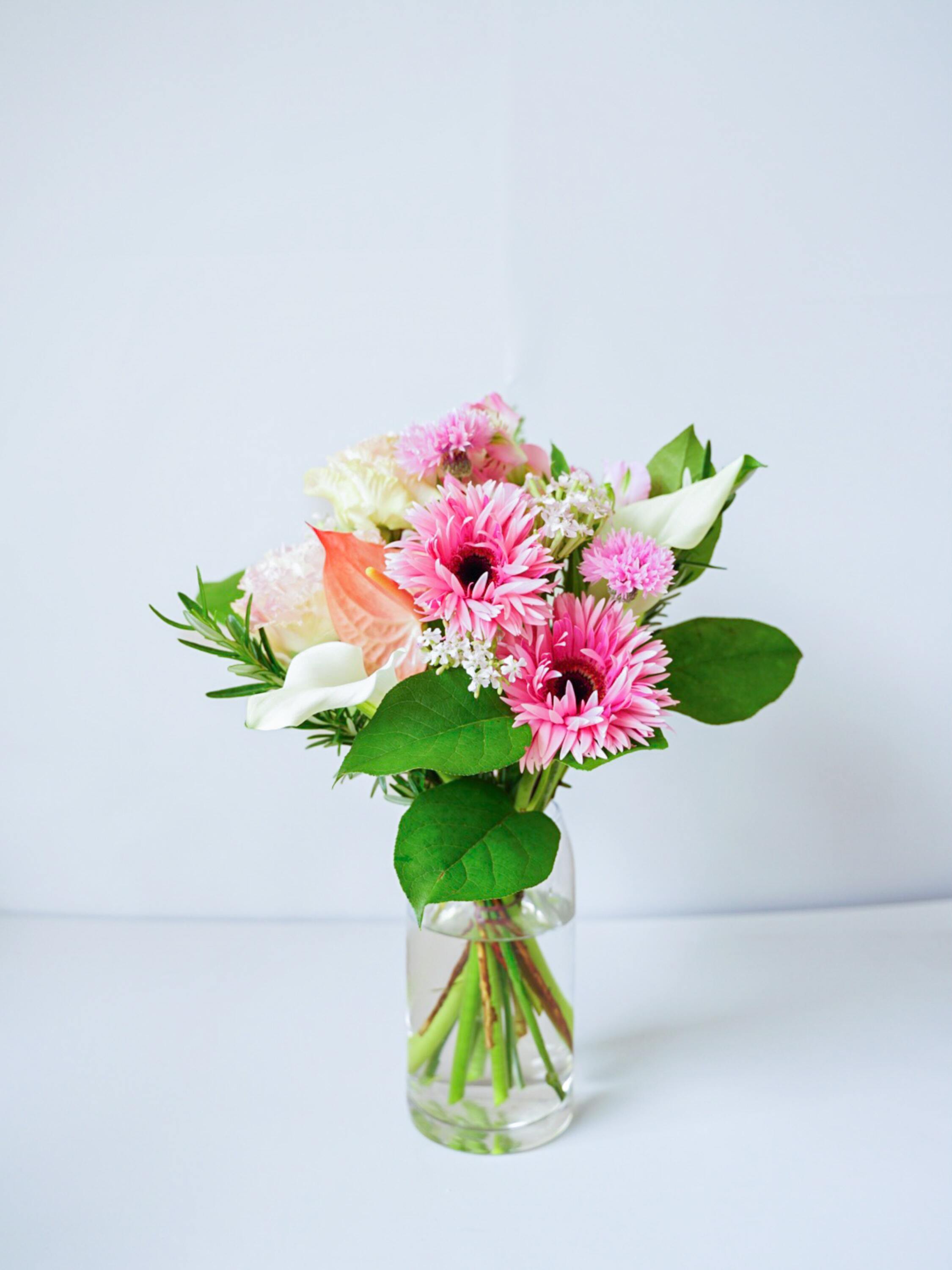【店舗配送】フローリストにおまかせ 季節の花束 M - ピンク -