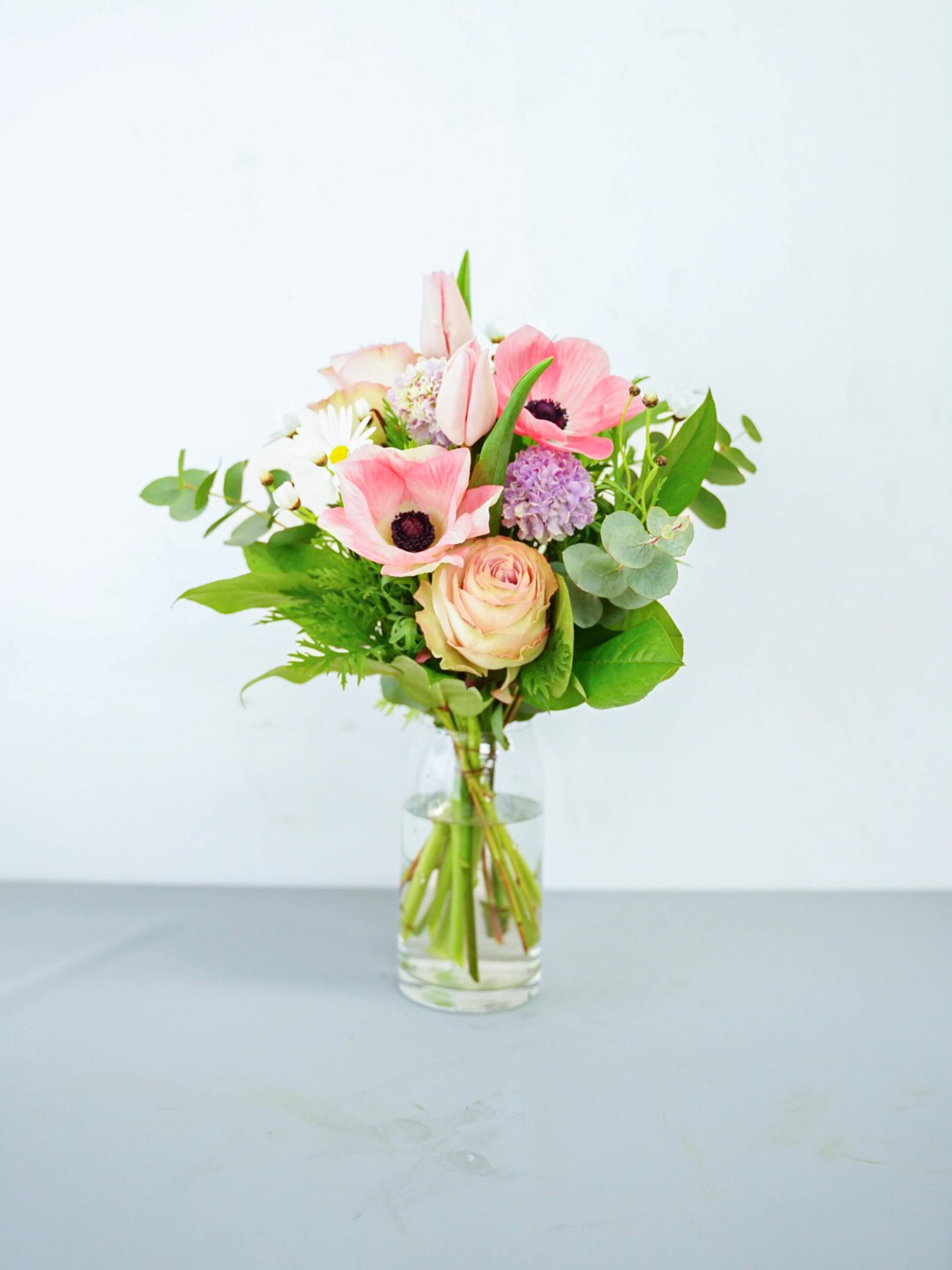 【店舗配送】フローリストにおまかせ 季節の花束 M - ピンク -