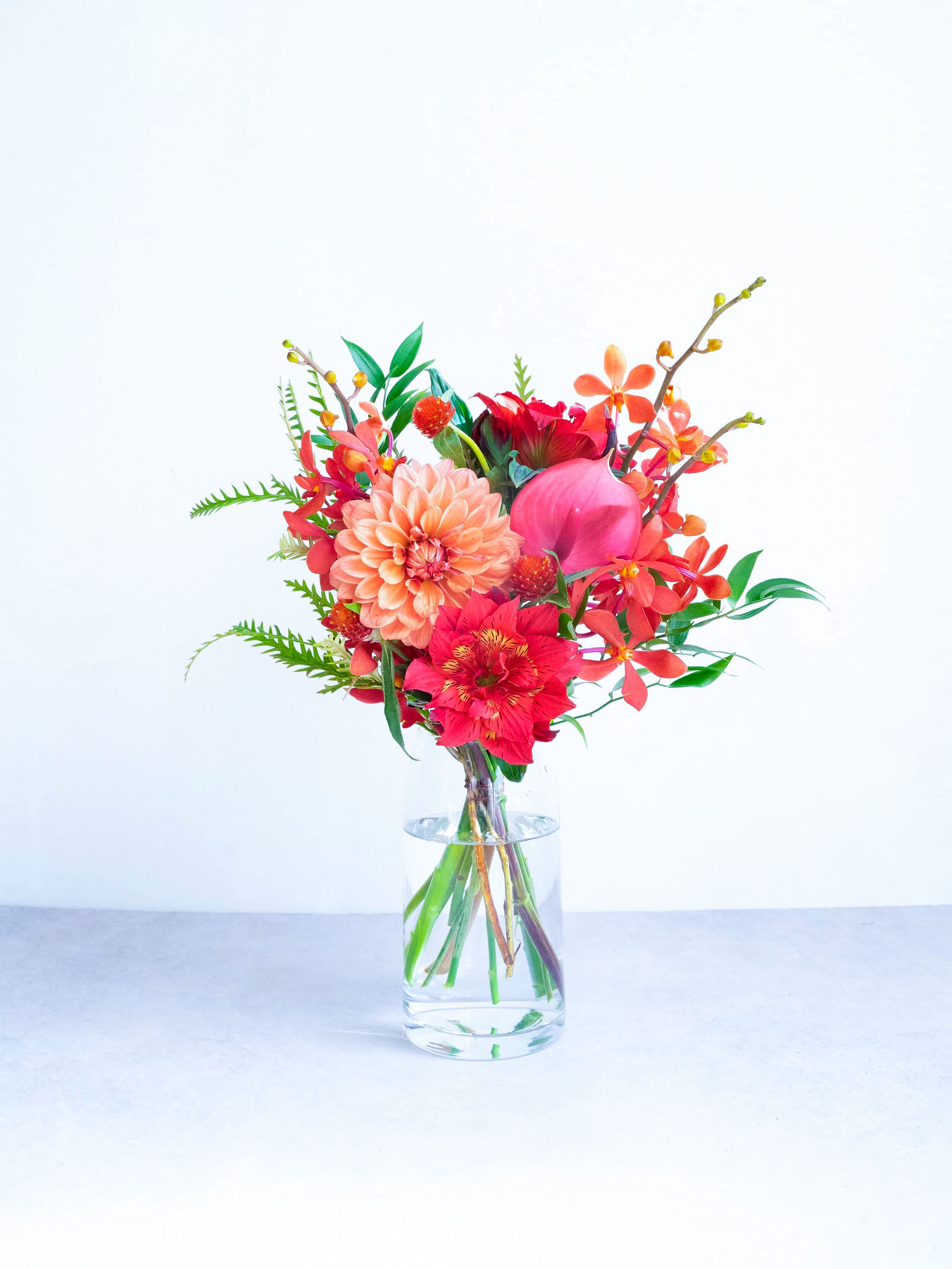 【店舗配送】フローリストにおまかせ 季節の花束 M - レッド -